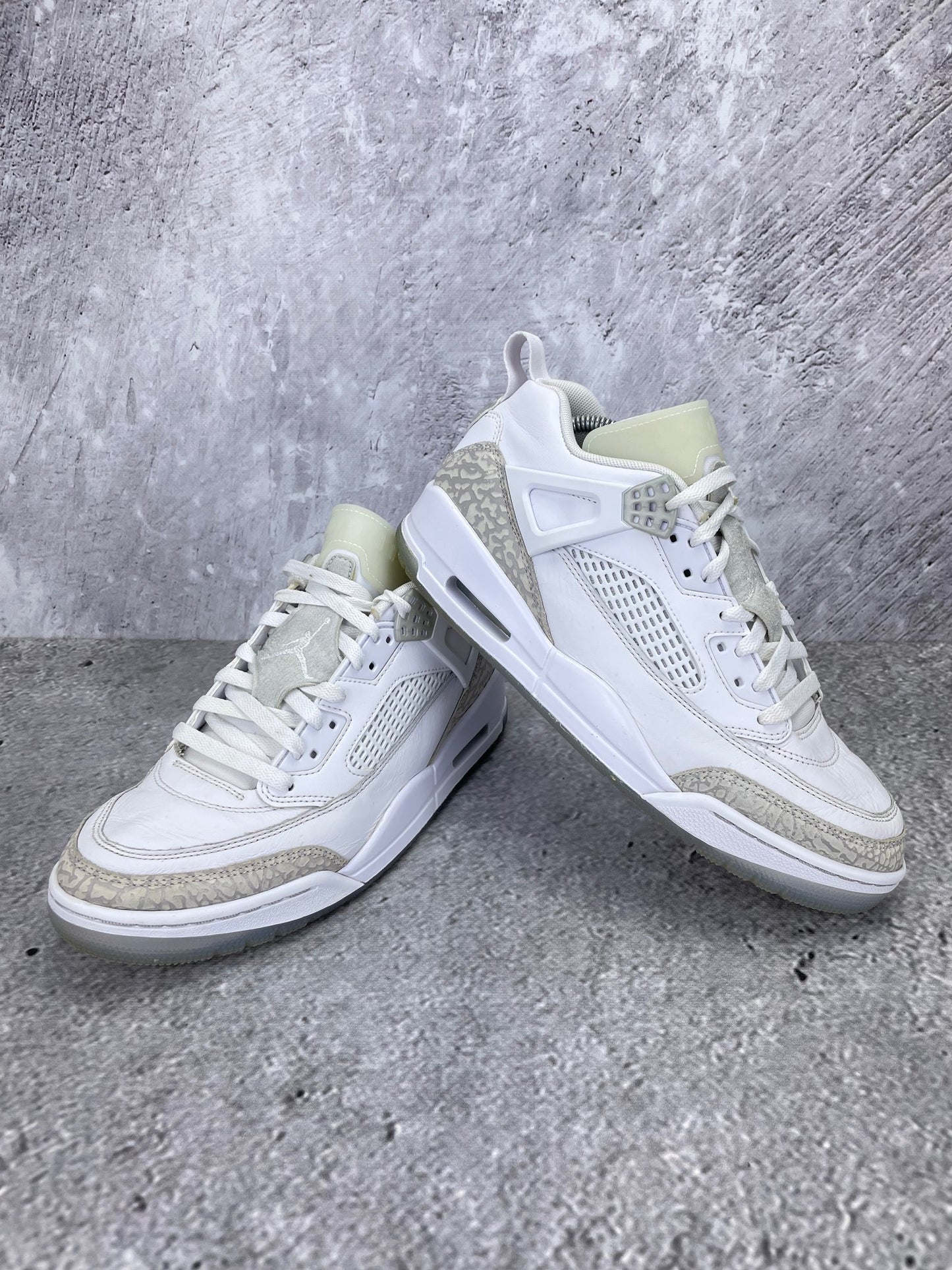 Jordan Spizike Low “White / Metallic Silver / Barely Blue / Neutral Grey” Metallic Silver / Barely Blue - buty sportowe, para butów, widok z boku na tle studyjnym