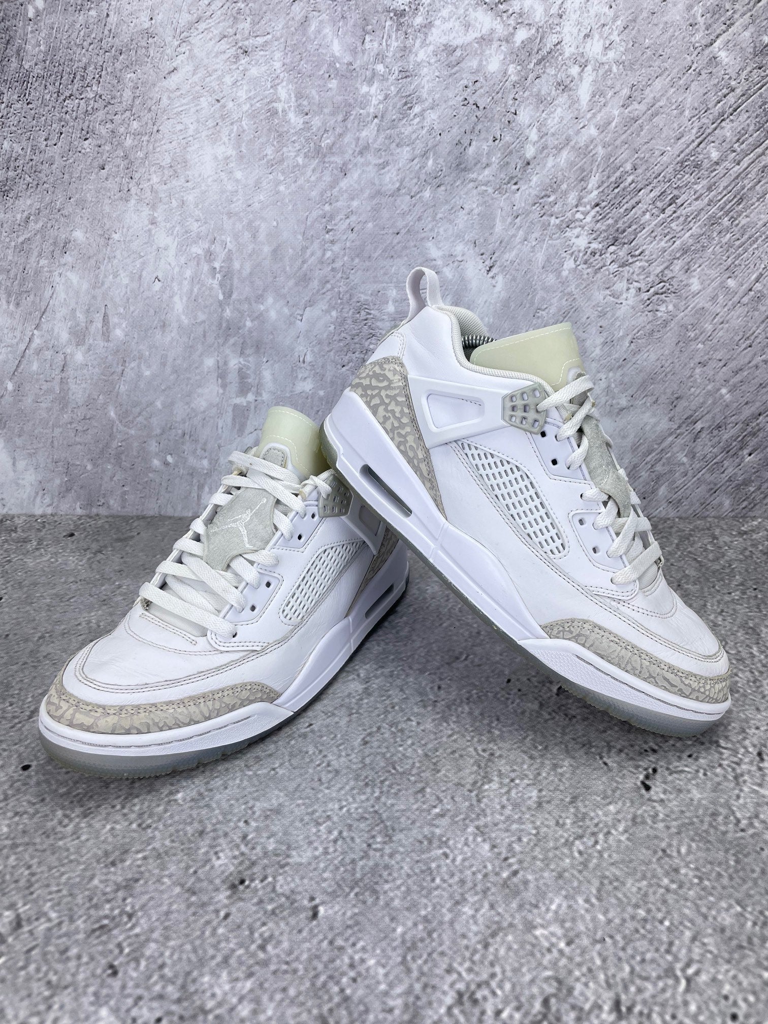 Jordan Spizike Low “White / Metallic Silver / Barely Blue / Neutral Grey” Metallic Silver / Barely Blue - buty sportowe, para butów, widok z boku na tle studyjnym