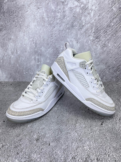 Jordan Spizike Low “White / Metallic Silver / Barely Blue / Neutral Grey” Metallic Silver / Barely Blue - buty sportowe, para butów, widok z boku na tle studyjnym