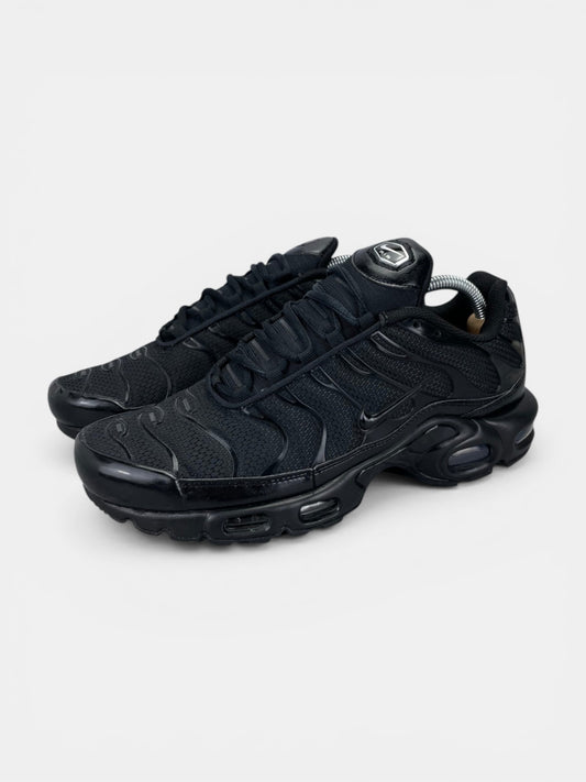 Nike Air Max Plus Triple Black - buty sportowe, widok z boku