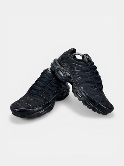 Nike Air Max Plus Triple Black - buty sportowe, boczny profil