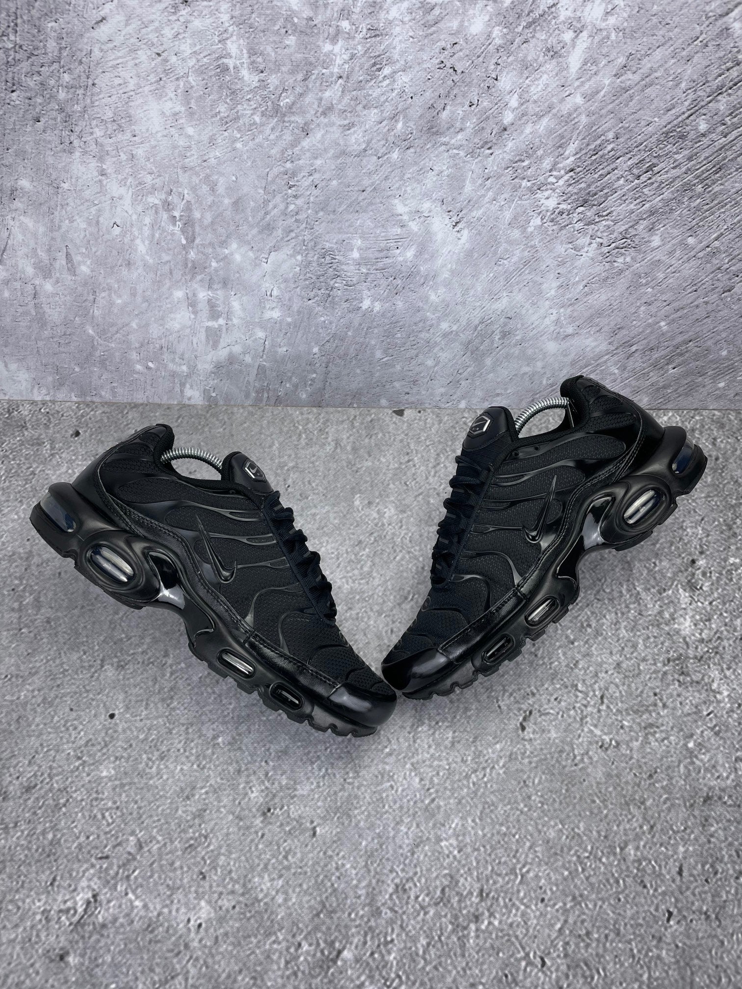 Nike Air Max Plus Triple Black - buty sportowe, widok z góry na zewnętrzną stronę butów
