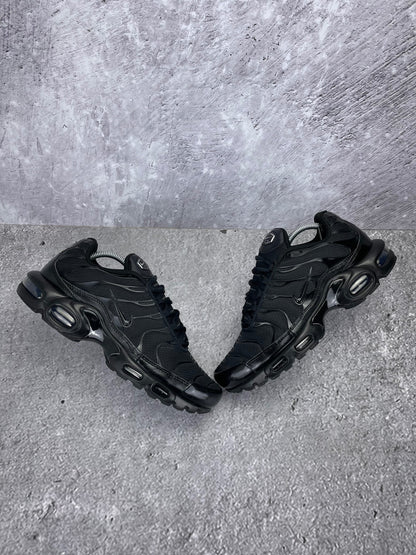 Nike Air Max Plus Triple Black - buty sportowe, widok z góry na zewnętrzną stronę butów