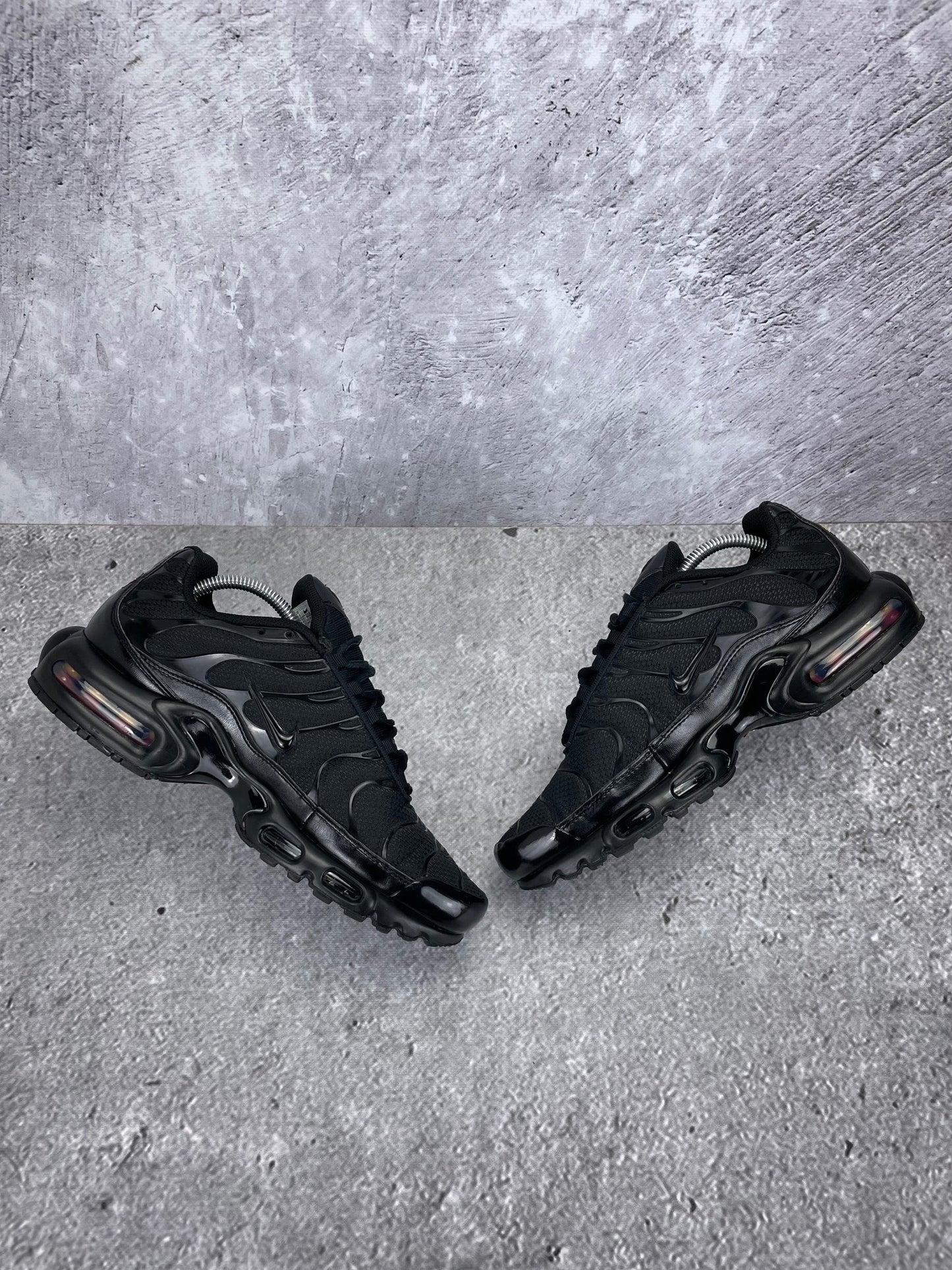 Nike Air Max Plus Triple Black - buty sportowe, zewnętrzny panel prawego buta