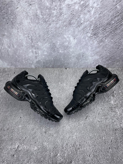 Nike Air Max Plus Triple Black - buty sportowe, zewnętrzny panel prawego buta