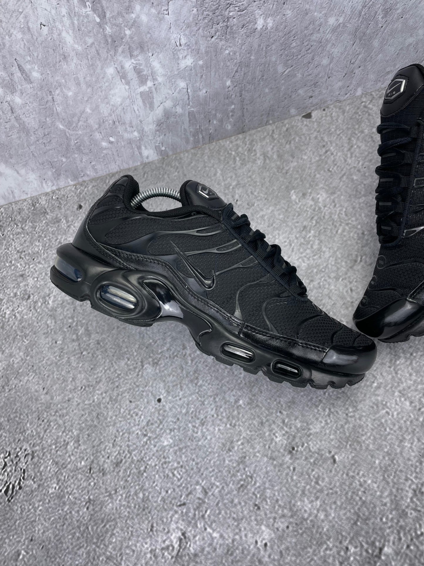 Nike Air Max Plus Triple Black - buty sportowe, zewnętrzny panel lewego buta