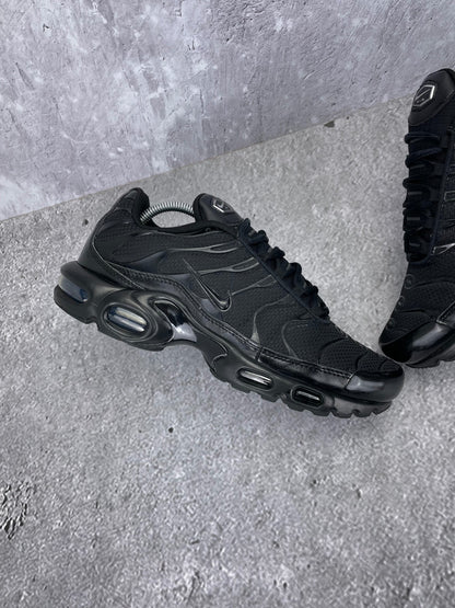 Nike Air Max Plus Triple Black - buty sportowe, zewnętrzny panel lewego buta