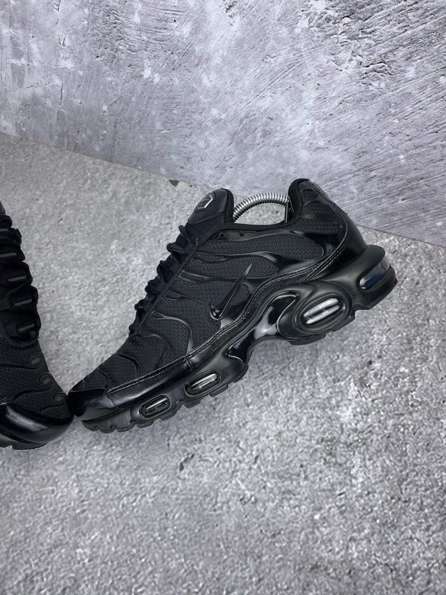 Nike Air Max Plus Triple Black - buty sportowe, widok z góry na wewnętrzną stronę butów