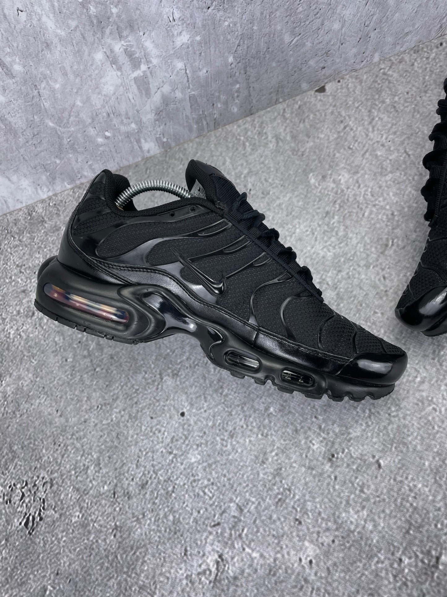 Nike Air Max Plus Triple Black - buty sportowe, wewnętrzny panel lewego buta