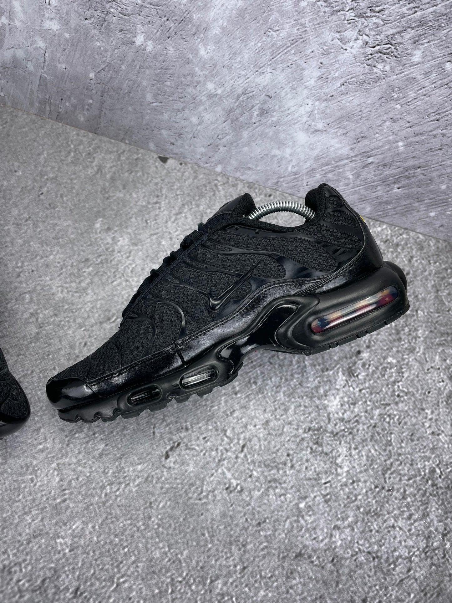 Nike Air Max Plus Triple Black - buty sportowe, wewnętrzny panel prawego buta