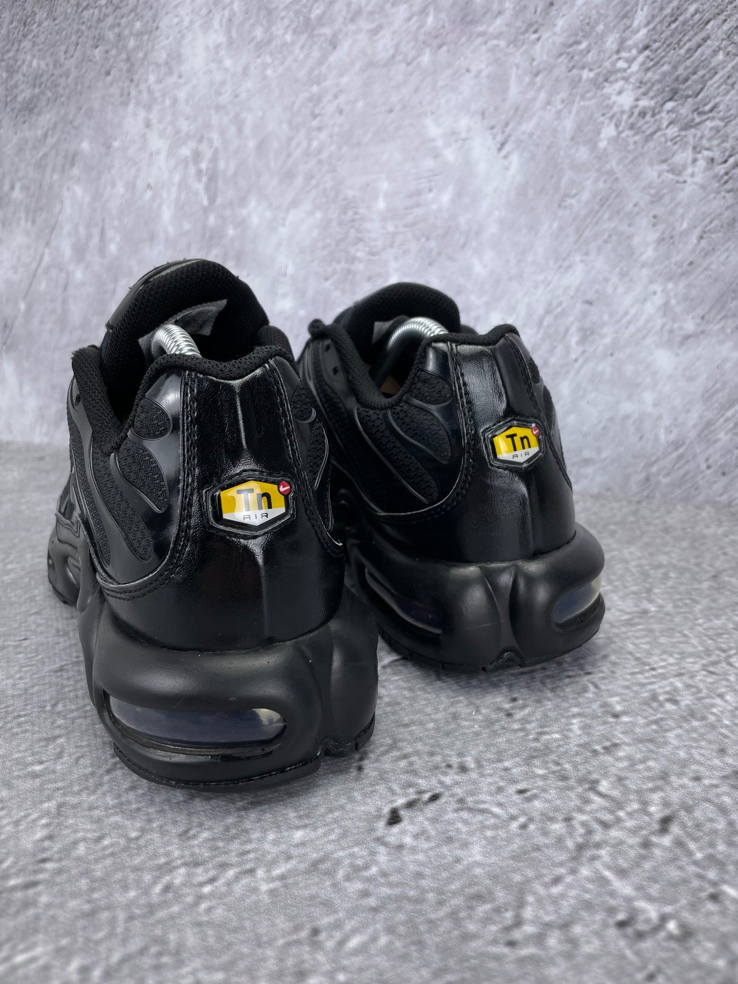 Nike Air Max Plus Triple Black - buty sportowe, widok z tyłu
