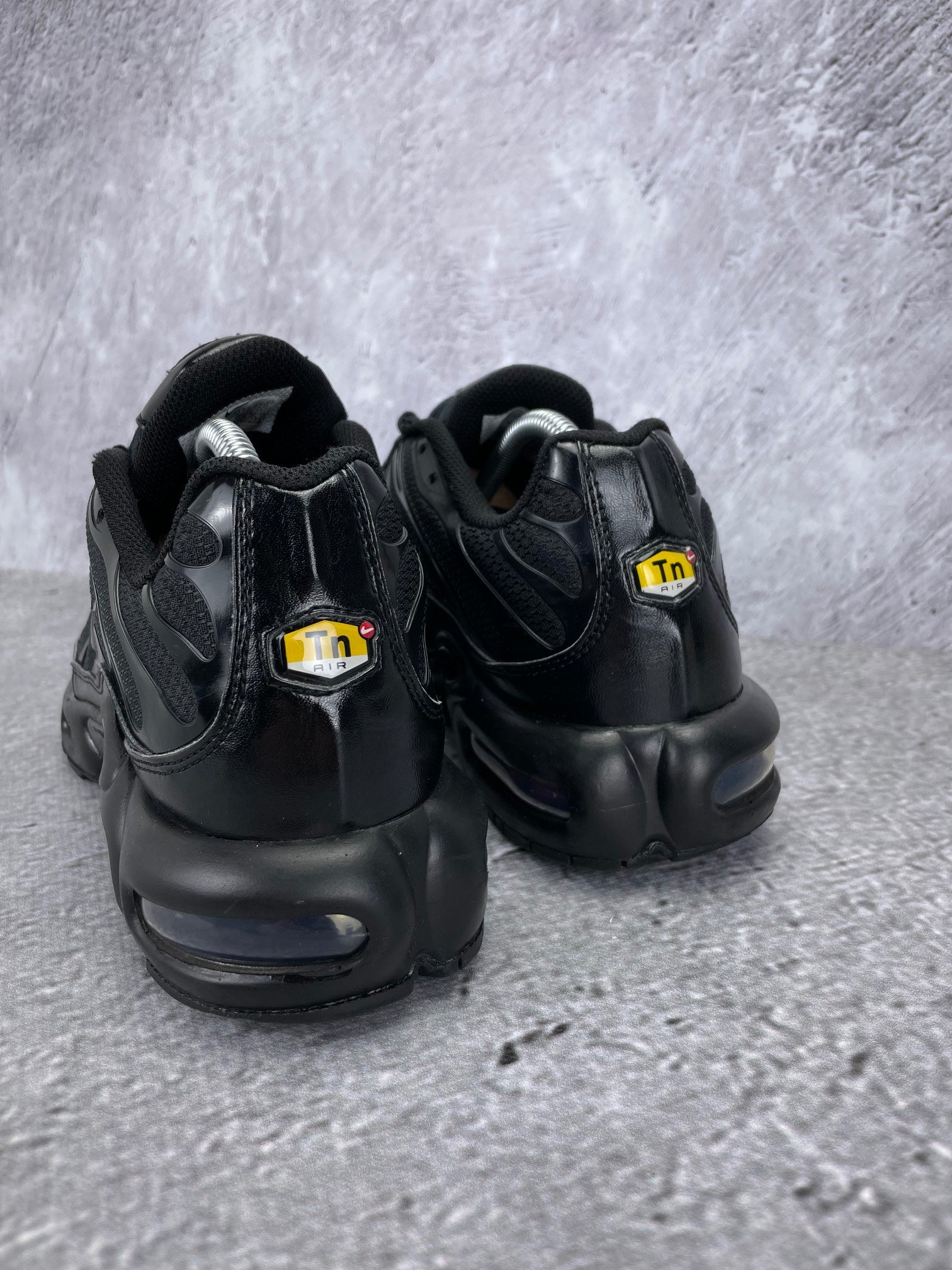 Nike Air Max Plus Triple Black - buty sportowe, widok z tyłu