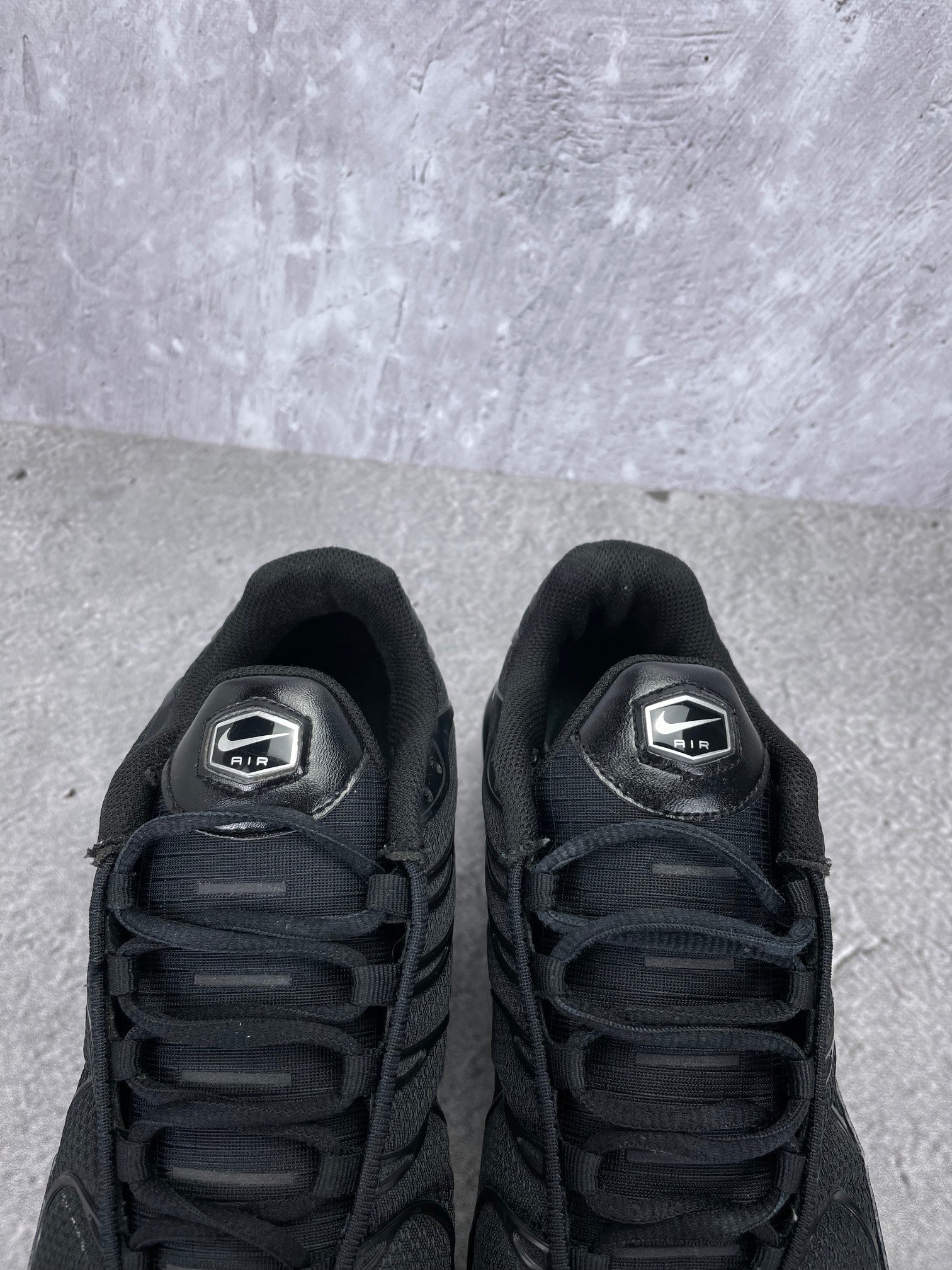 Nike Air Max Plus Triple Black - buty sportowe, zapiętki butów