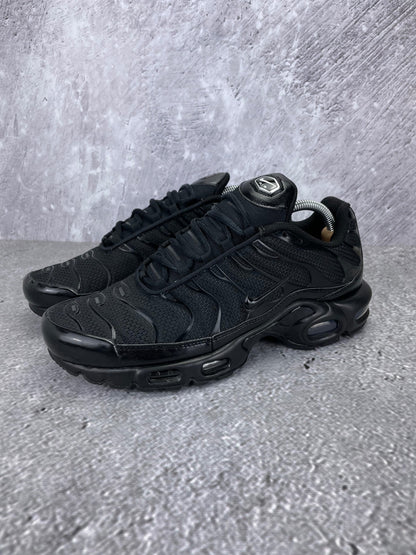 Nike Air Max Plus Triple Black - buty sportowe, widok z boku na tle studyjnym