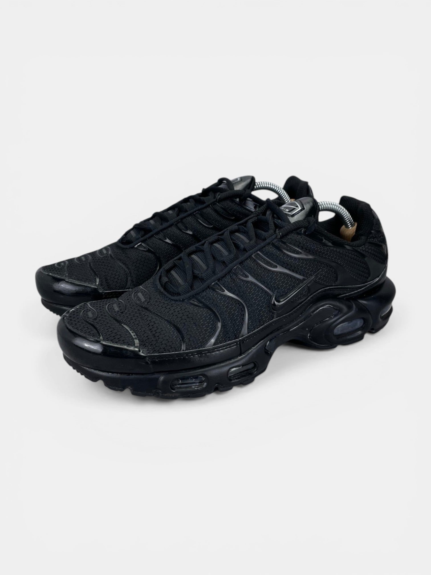 Nike Air Max Plus Triple Black - buty sportowe, widok z boku