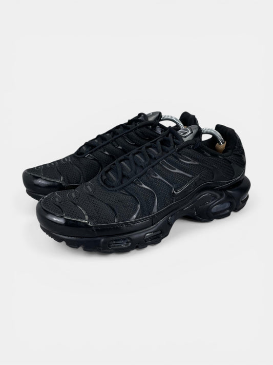 Nike Air Max Plus Triple Black - buty sportowe, widok z boku