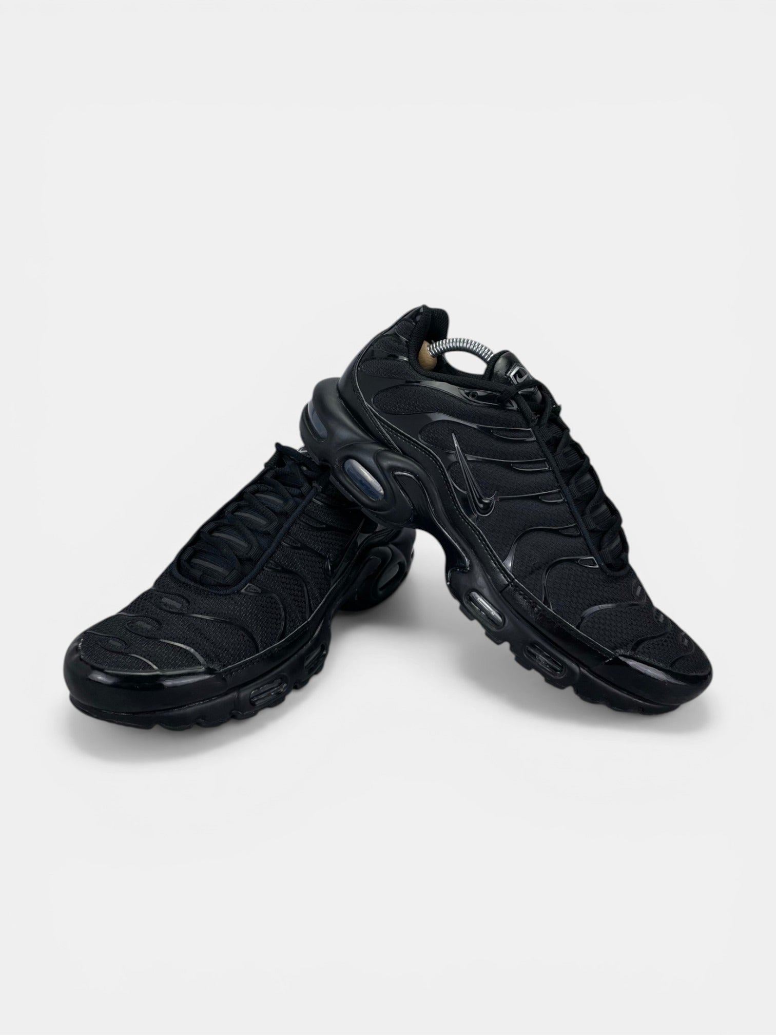 Nike Air Max Plus Triple Black - buty sportowe, boczny profil