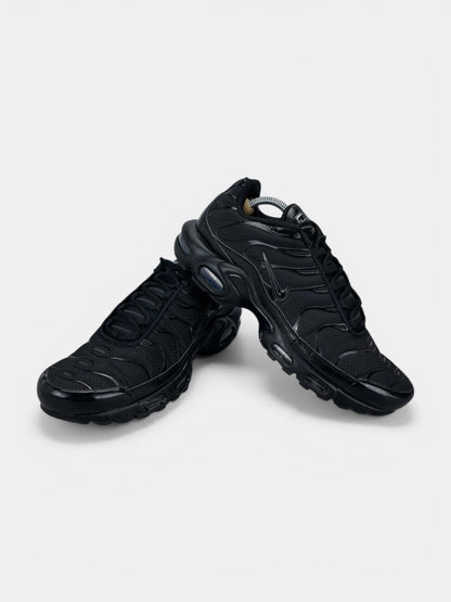 Nike Air Max Plus Triple Black - buty sportowe, boczny profil