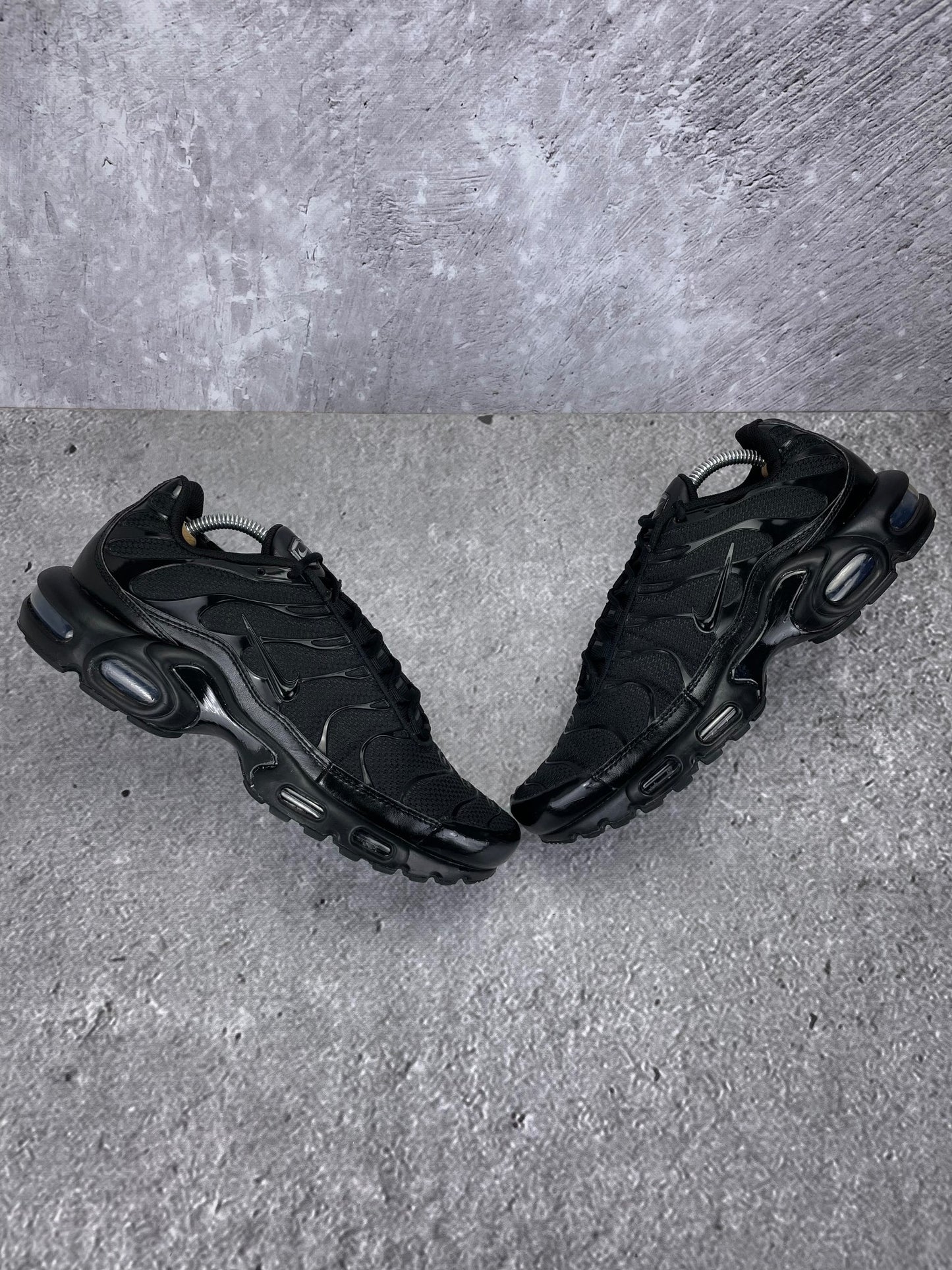Nike Air Max Plus Triple Black - buty sportowe, widok z góry na zewnętrzną stronę butów