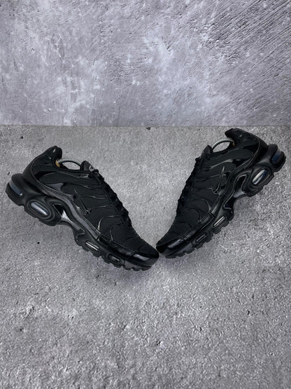 Nike Air Max Plus Triple Black - buty sportowe, widok z góry na zewnętrzną stronę butów