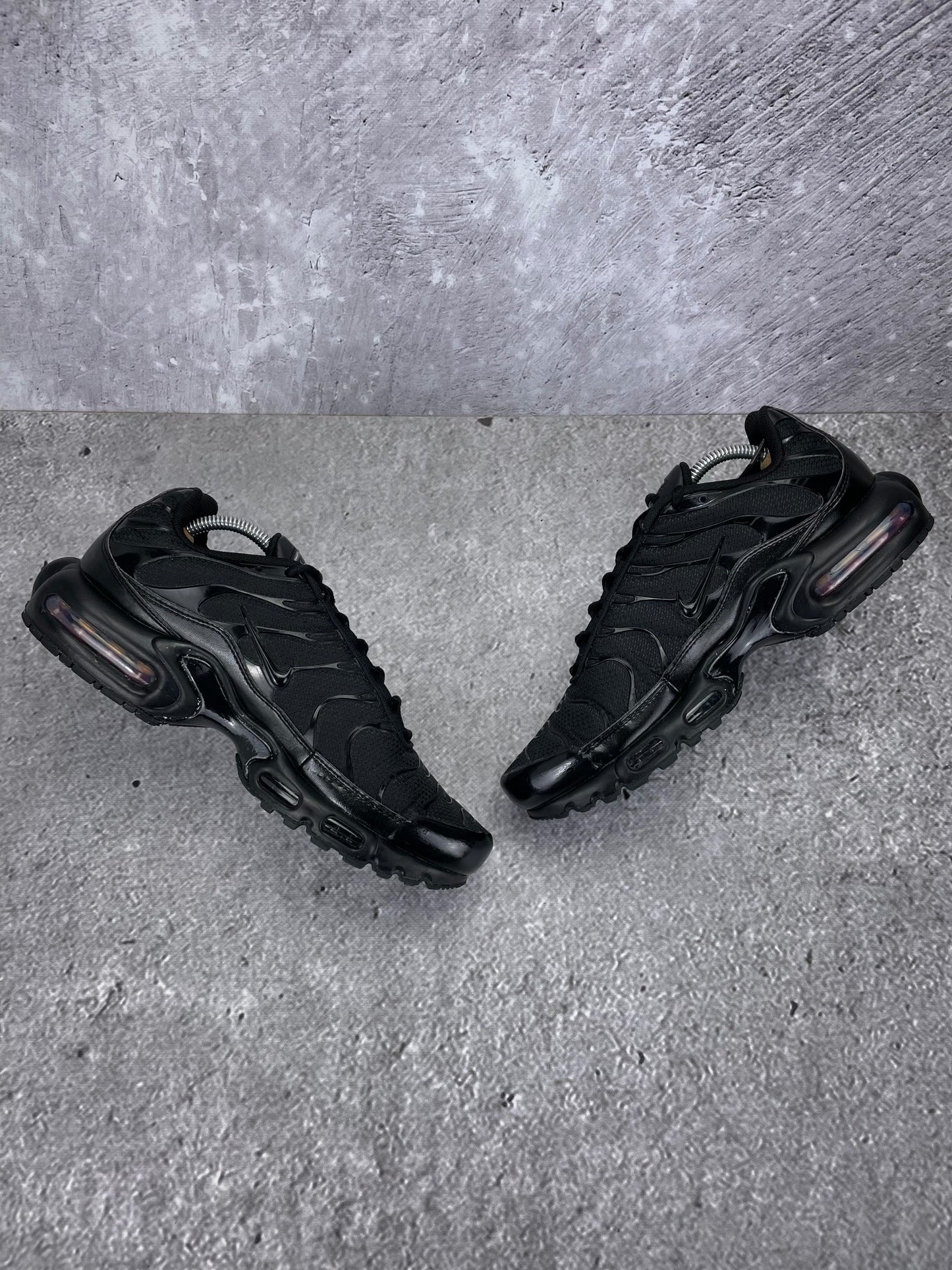 Nike Air Max Plus Triple Black - buty sportowe, zewnętrzny panel prawego buta