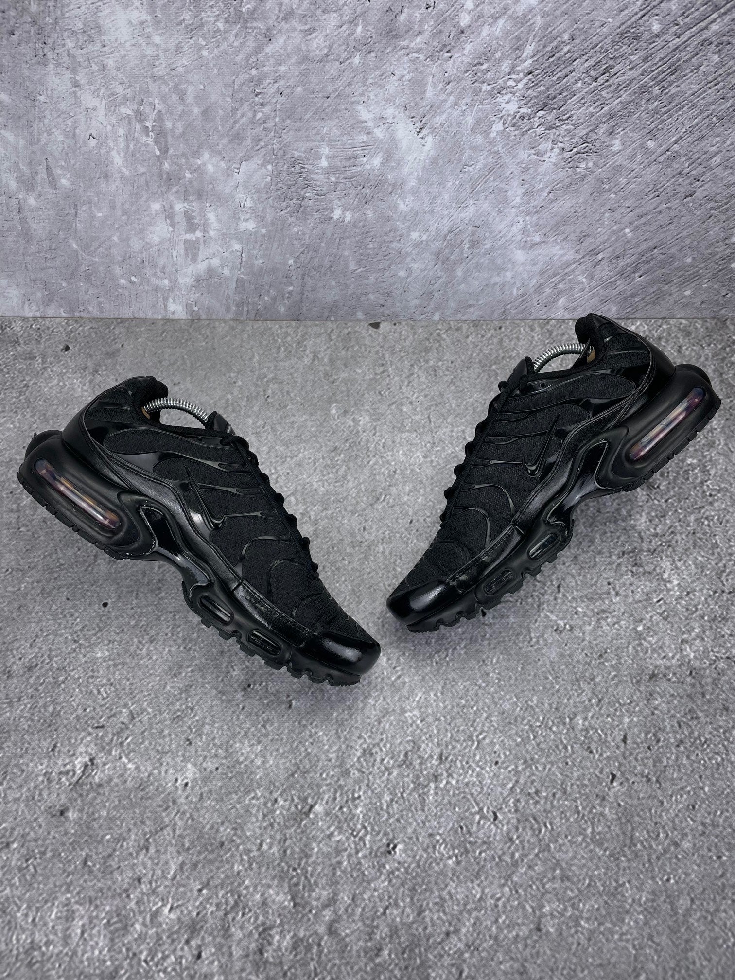 Nike Air Max Plus Triple Black - buty sportowe, zewnętrzny panel prawego buta