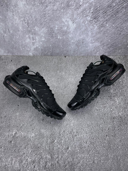 Nike Air Max Plus Triple Black - buty sportowe, zewnętrzny panel prawego buta