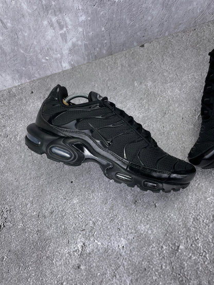 Nike Air Max Plus Triple Black - buty sportowe, zewnętrzny panel lewego buta