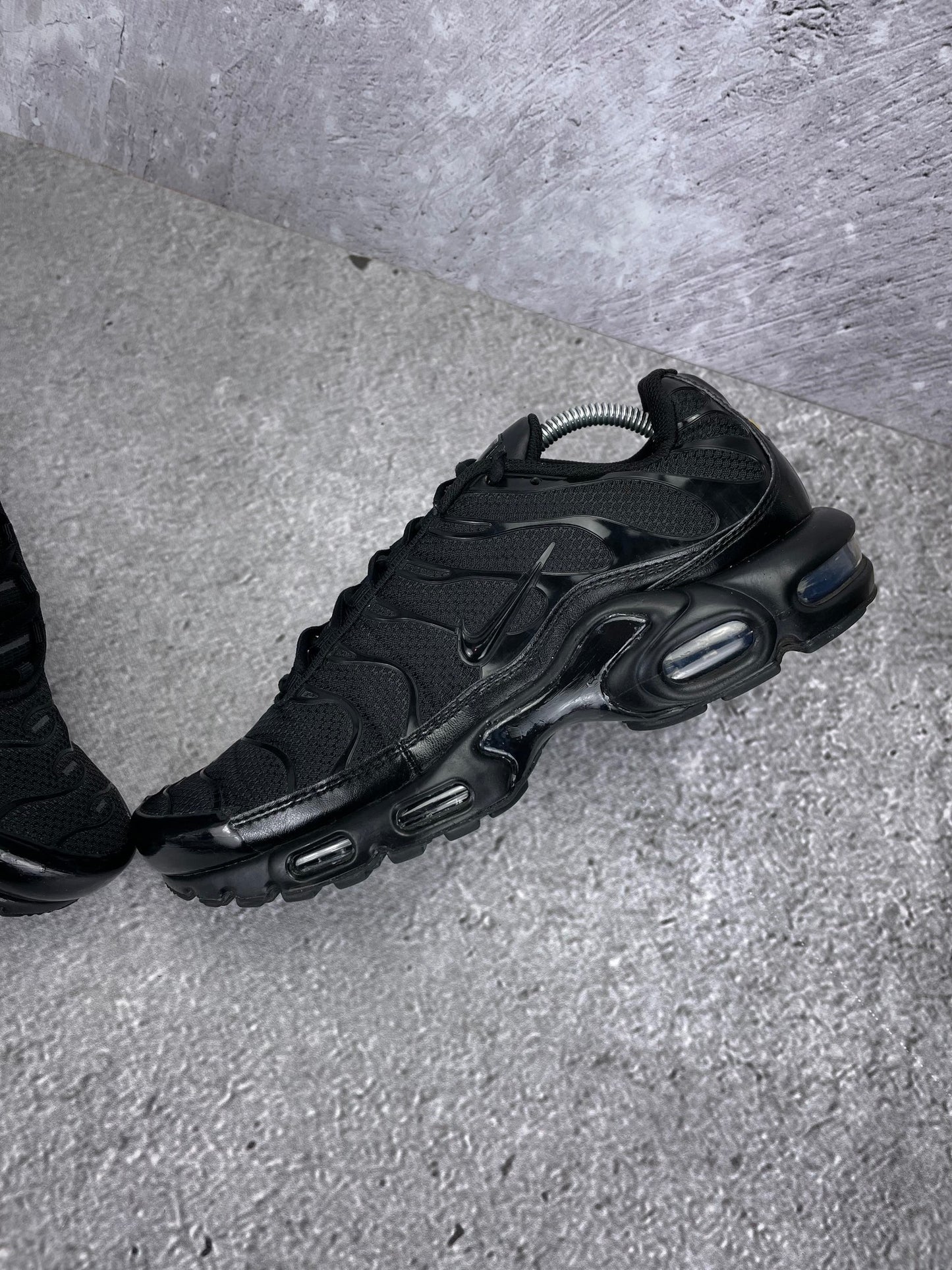 Nike Air Max Plus Triple Black - buty sportowe, widok z góry na wewnętrzną stronę butów