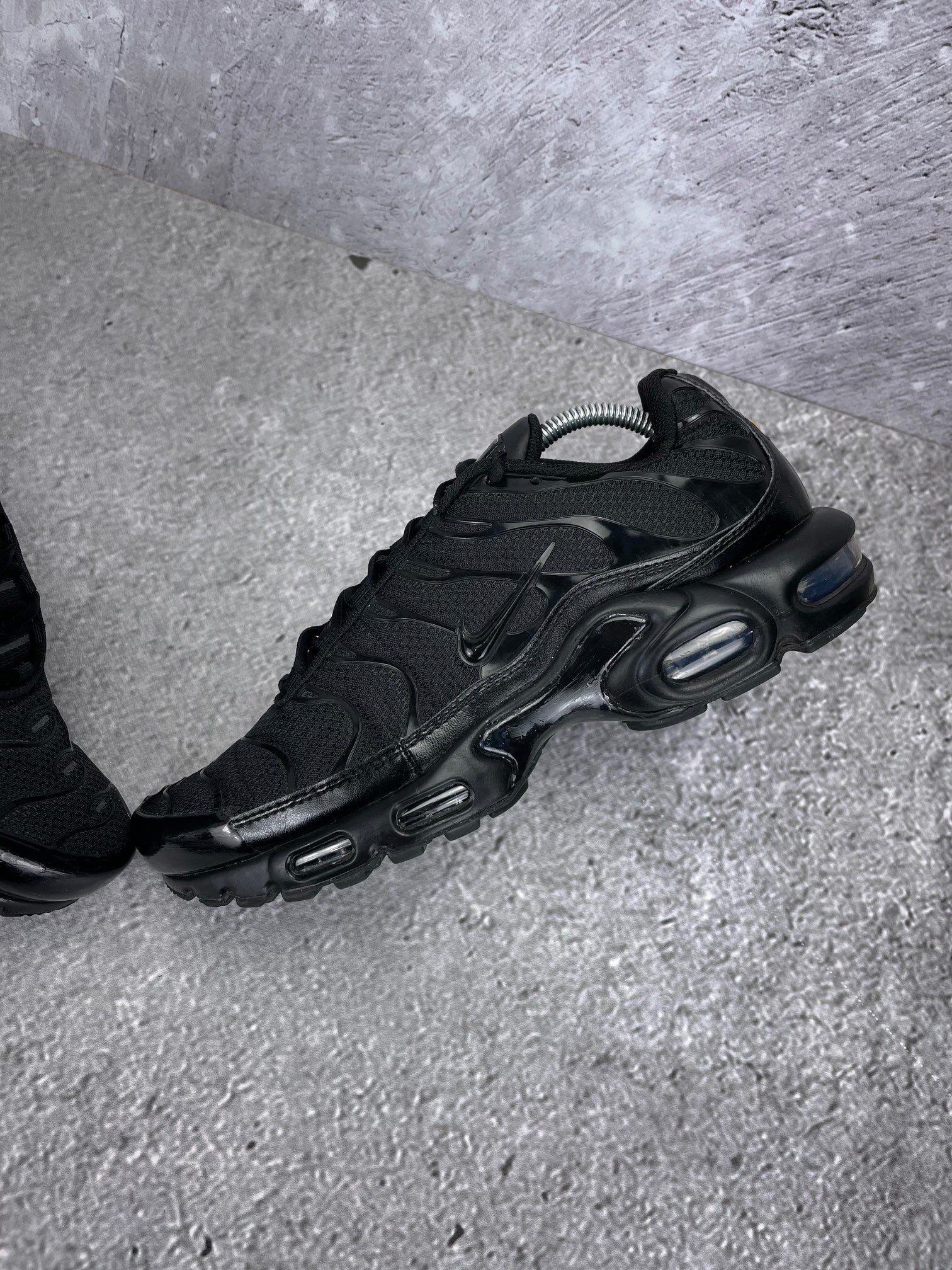 Nike Air Max Plus Triple Black - buty sportowe, widok z góry na wewnętrzną stronę butów
