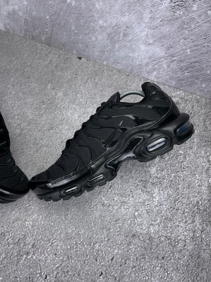 Nike Air Max Plus Triple Black - buty sportowe, widok z góry na wewnętrzną stronę butów