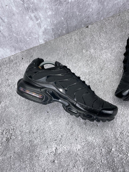 Nike Air Max Plus Triple Black - buty sportowe, wewnętrzny panel lewego buta
