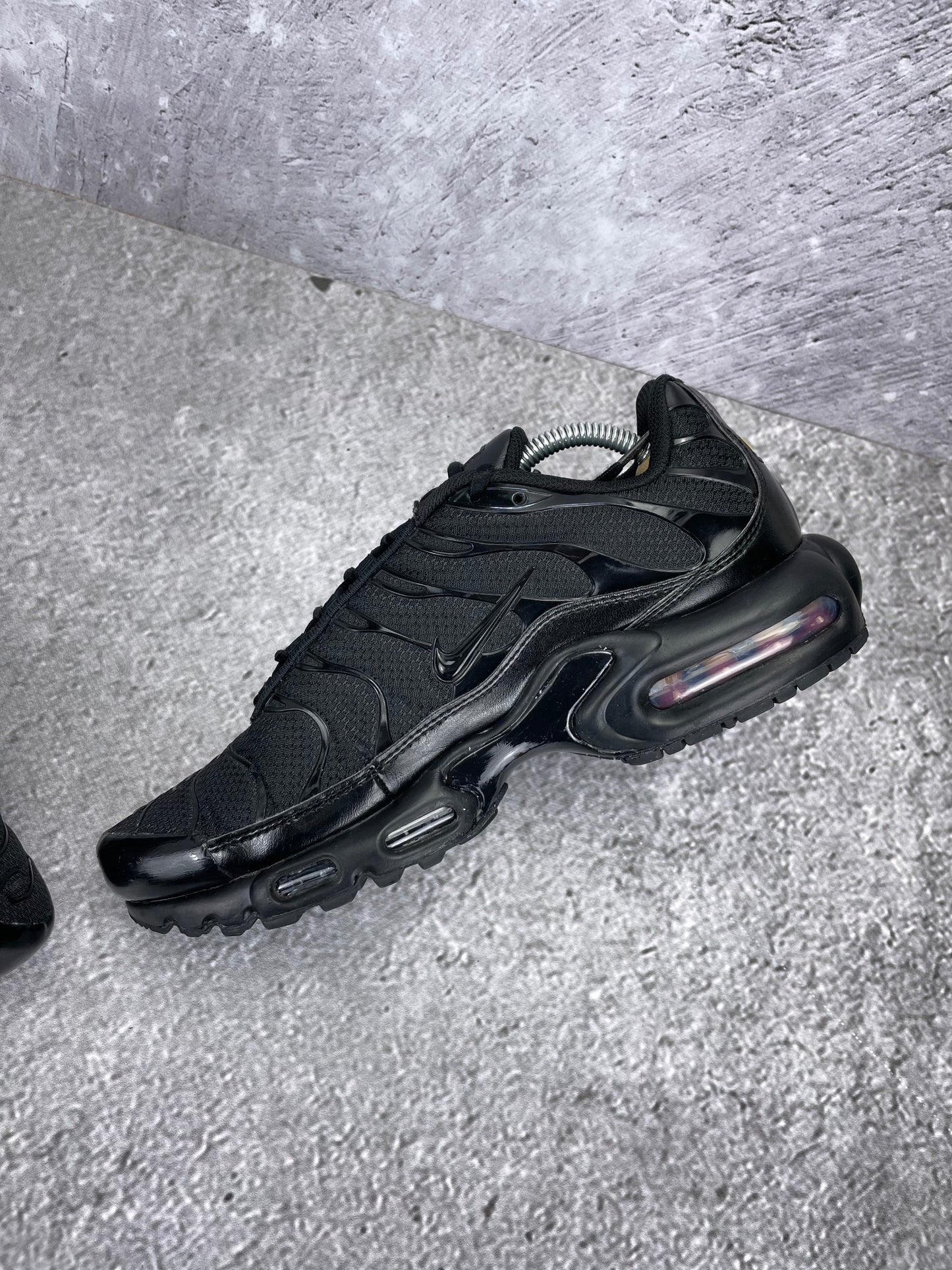 Nike Air Max Plus Triple Black - buty sportowe, wewnętrzny panel prawego buta