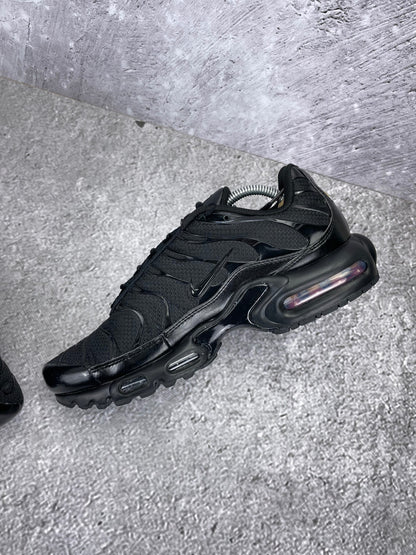 Nike Air Max Plus Triple Black - buty sportowe, wewnętrzny panel prawego buta