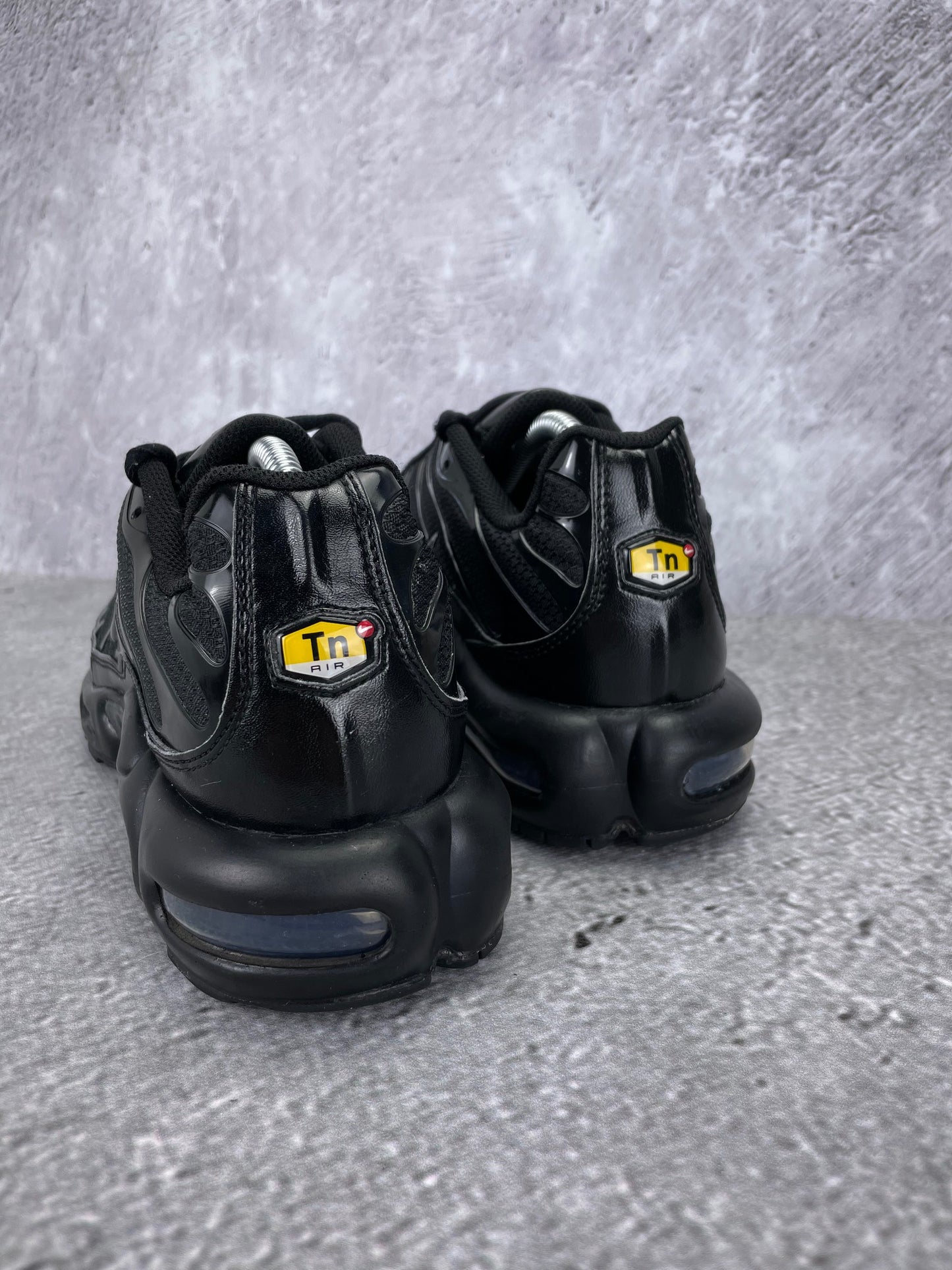 Nike Air Max Plus Triple Black - buty sportowe, widok z tyłu