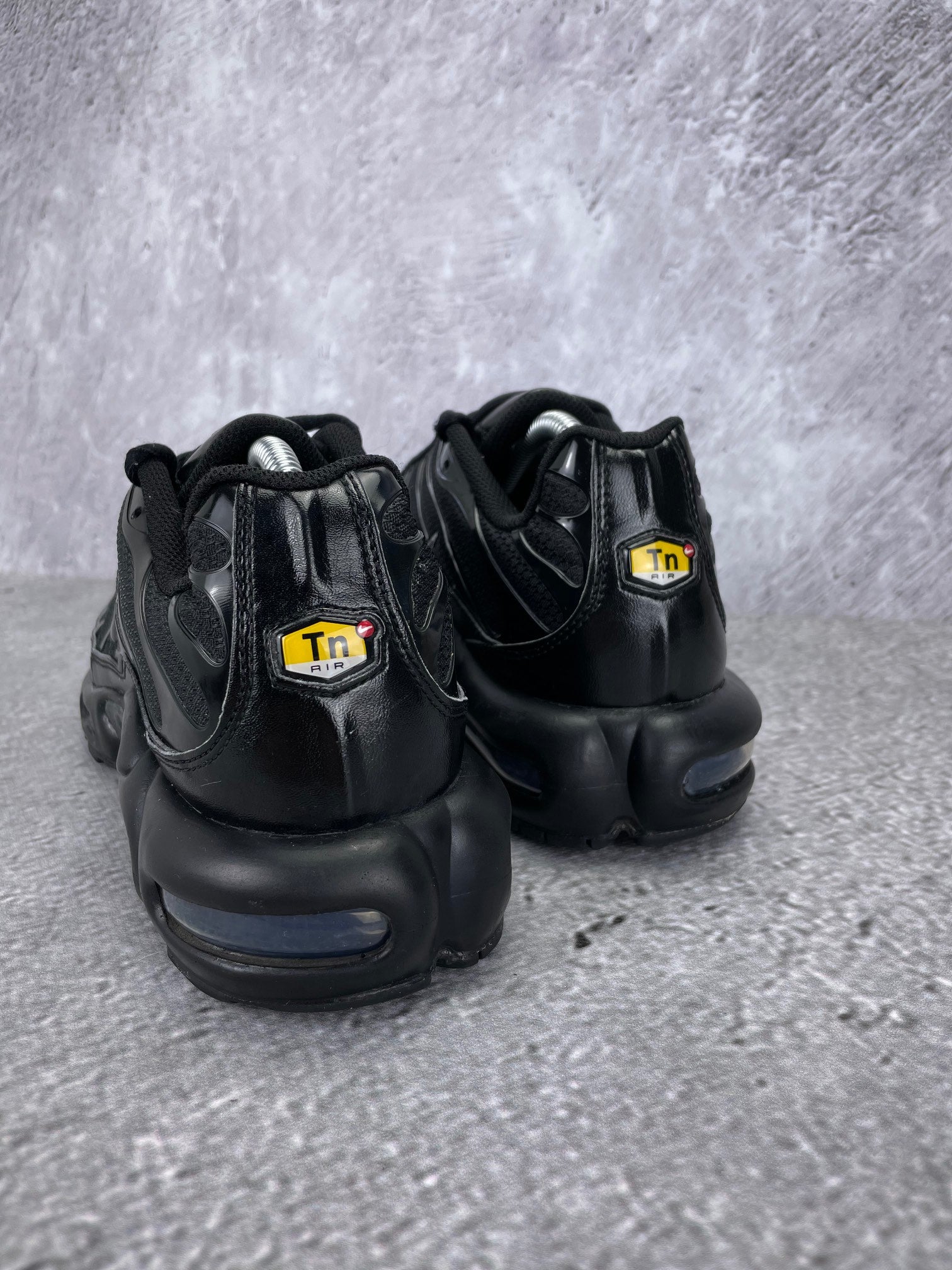 Nike Air Max Plus Triple Black - buty sportowe, widok z tyłu