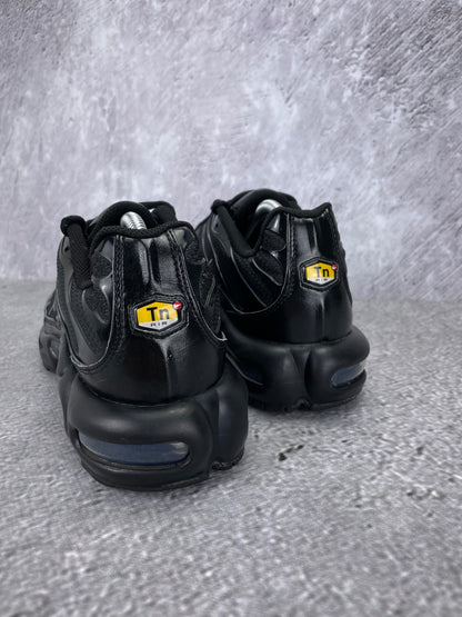 Nike Air Max Plus Triple Black - buty sportowe, widok z tyłu