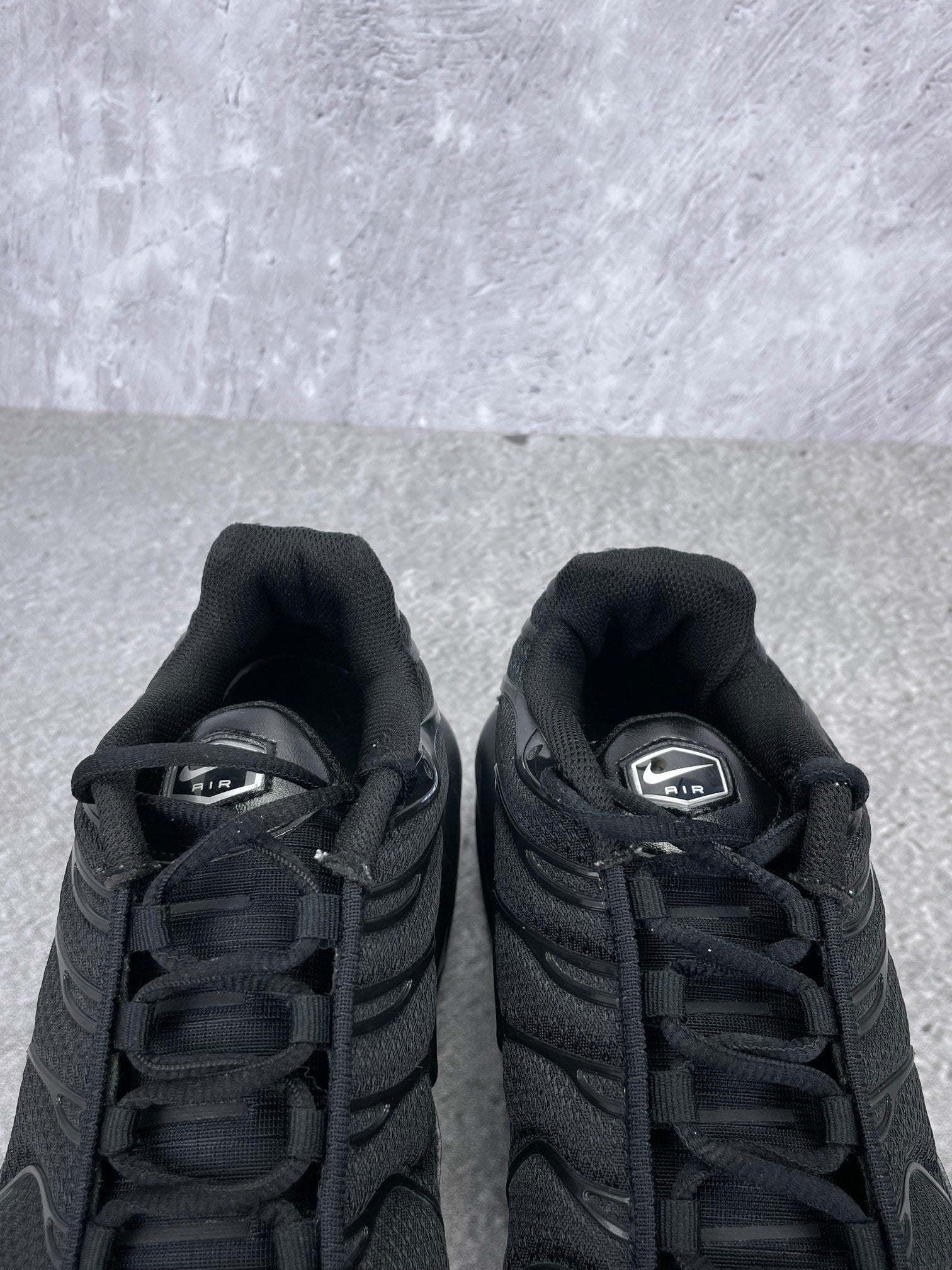 Nike Air Max Plus Triple Black - buty sportowe, zapiętki butów