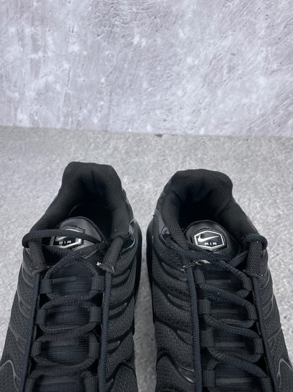 Nike Air Max Plus Triple Black - buty sportowe, zapiętki butów