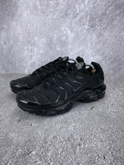 Nike Air Max Plus Triple Black - buty sportowe, widok z boku na tle studyjnym