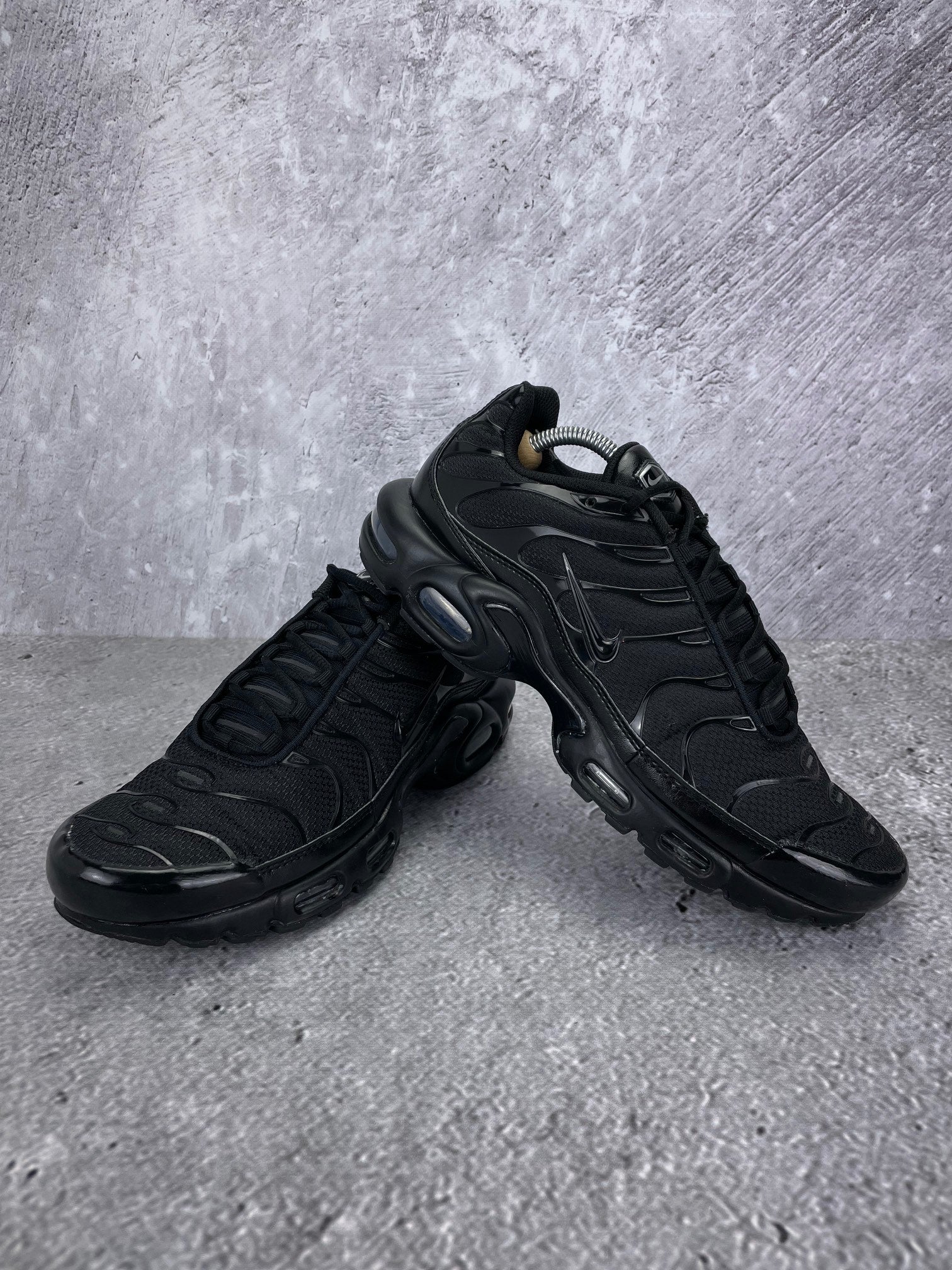 Nike Air Max Plus Triple Black - buty sportowe, para butów, widok z boku na tle studyjnym