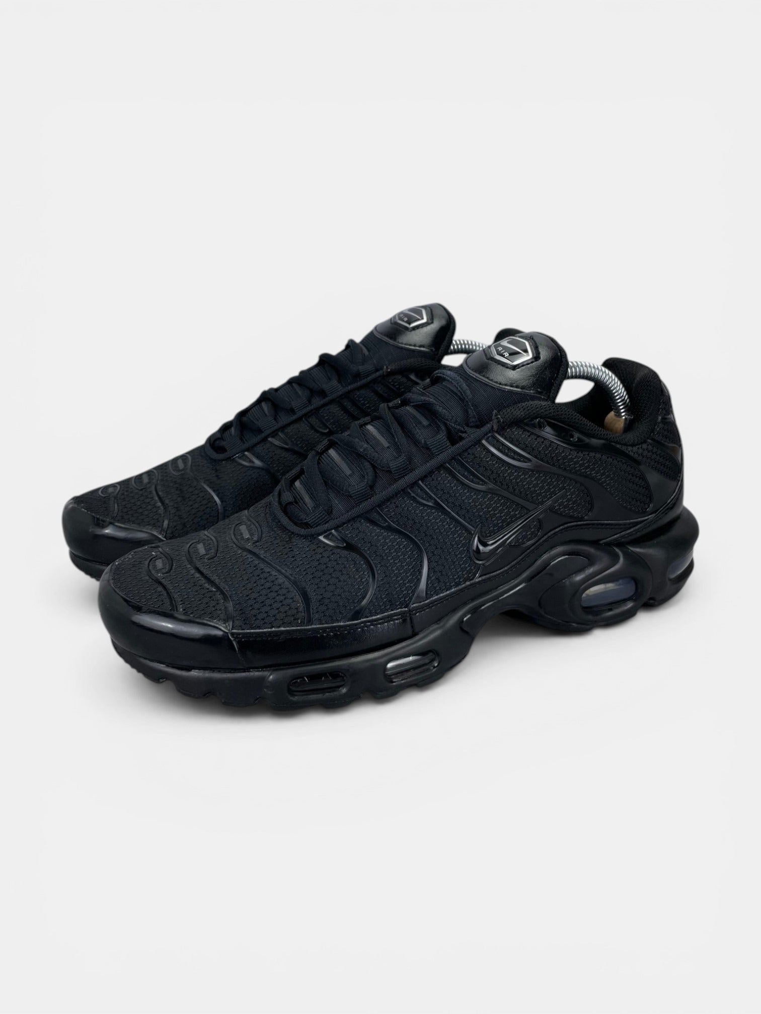 Nike Air Max Plus Triple Black - buty sportowe, widok z boku