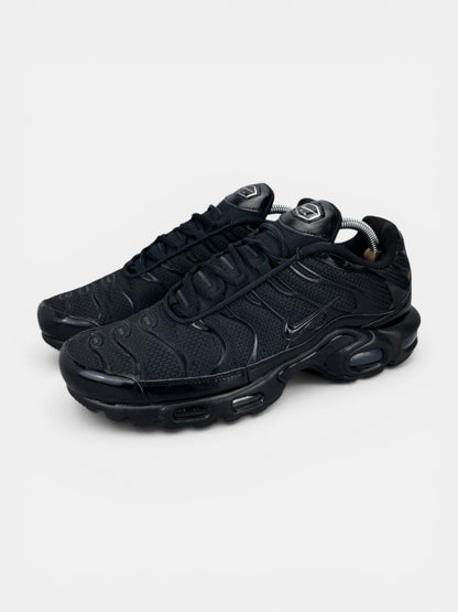 Nike Air Max Plus Triple Black - buty sportowe, widok z boku
