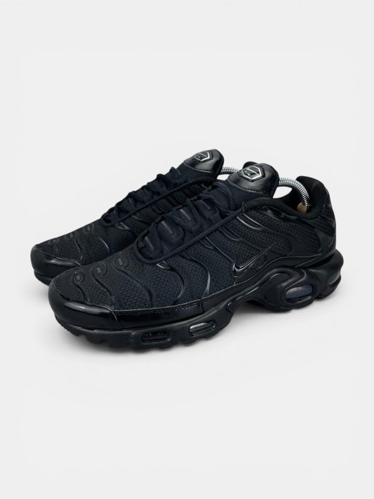 Nike Air Max Plus Triple Black - buty sportowe, widok z boku