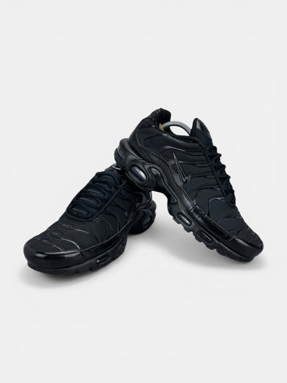 Nike Air Max Plus Triple Black - buty sportowe, boczny profil