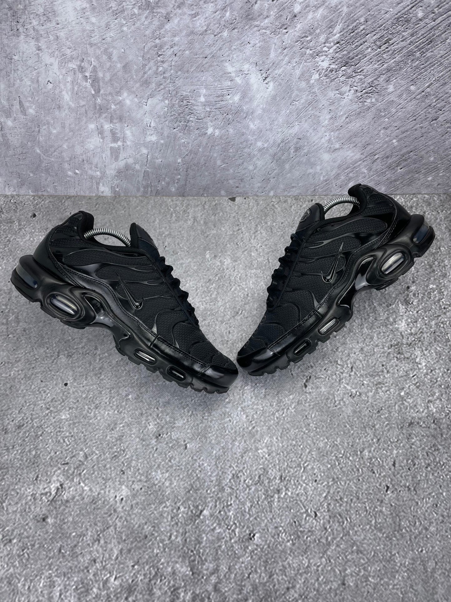 Nike Air Max Plus Triple Black - buty sportowe, widok z góry na zewnętrzną stronę butów