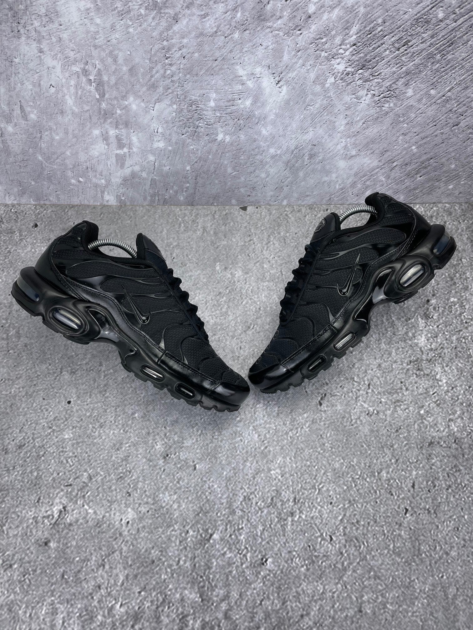 Nike Air Max Plus Triple Black - buty sportowe, widok z góry na zewnętrzną stronę butów