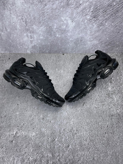 Nike Air Max Plus Triple Black - buty sportowe, widok z góry na zewnętrzną stronę butów