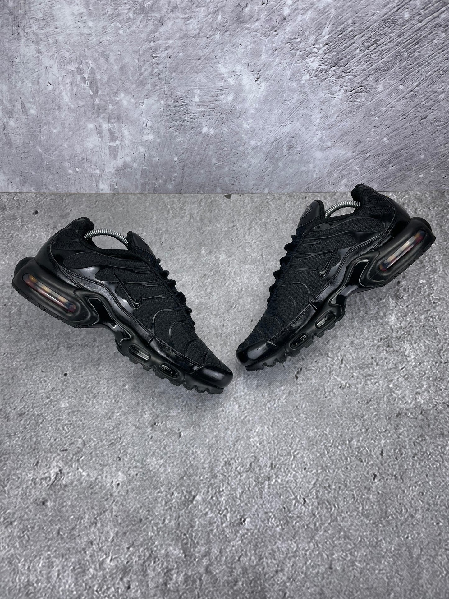 Nike Air Max Plus Triple Black - buty sportowe, zewnętrzny panel prawego buta