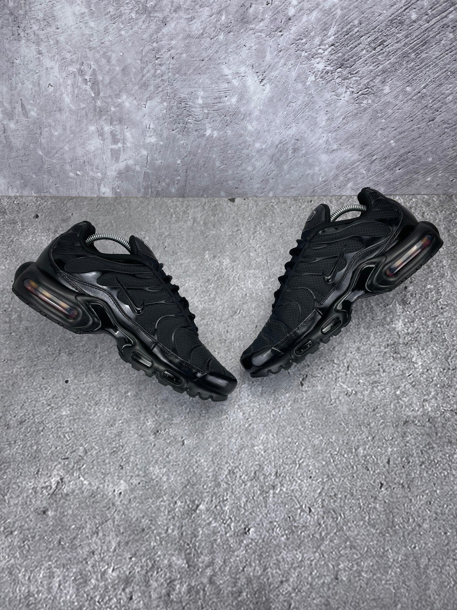 Nike Air Max Plus Triple Black - buty sportowe, zewnętrzny panel prawego buta
